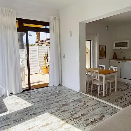 Hills And Waves Apartment *