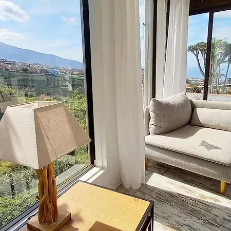Hills And Waves Apartment